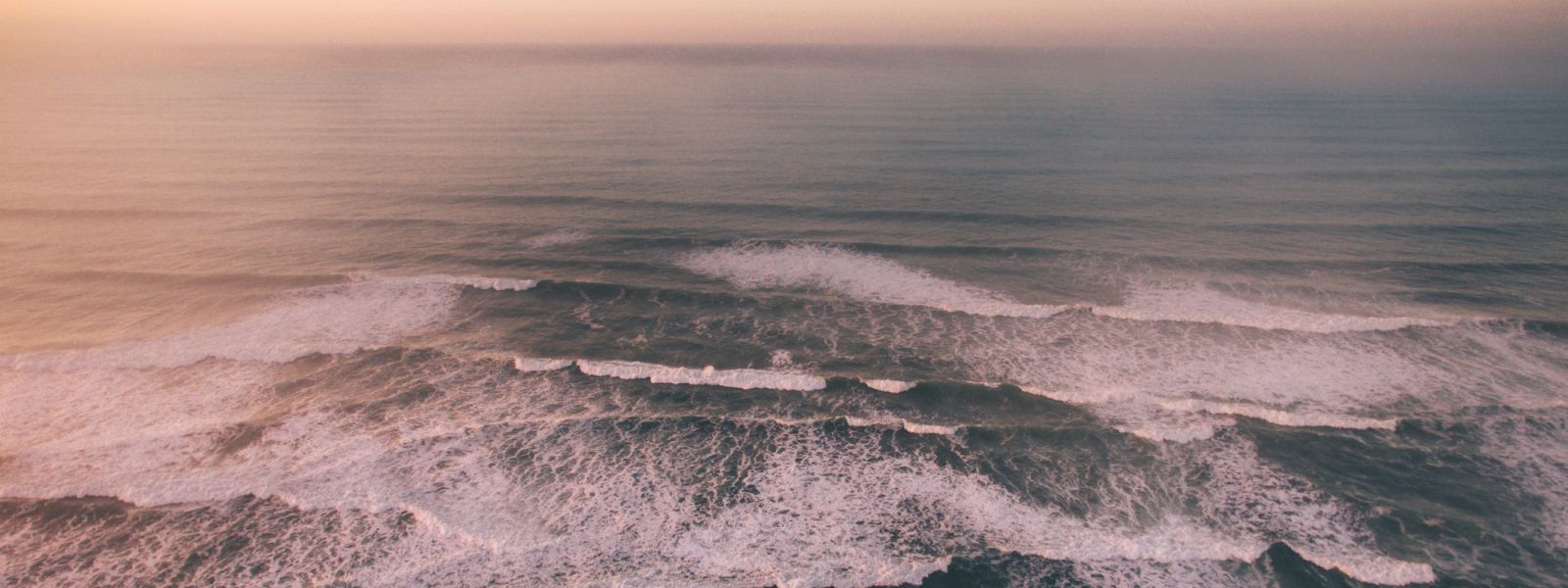 Waves approaching the shoreline. Credit: Mario Guti