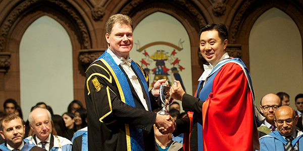 Guan Kiat Goh being presented with the 2015 Strathclyde People Award