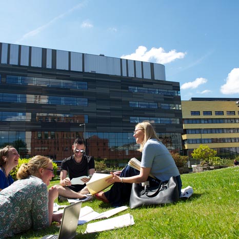 Students outside Strathclyde 600x600