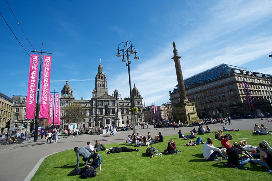 Glasgow City Chambers overlooking George Square on a sunny day