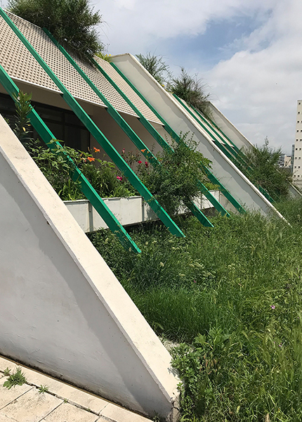 A house in Belgrade with a balcony with supports that run diagonally from roof t