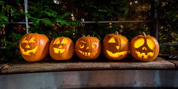 5 pumpkin lanterns in a row 