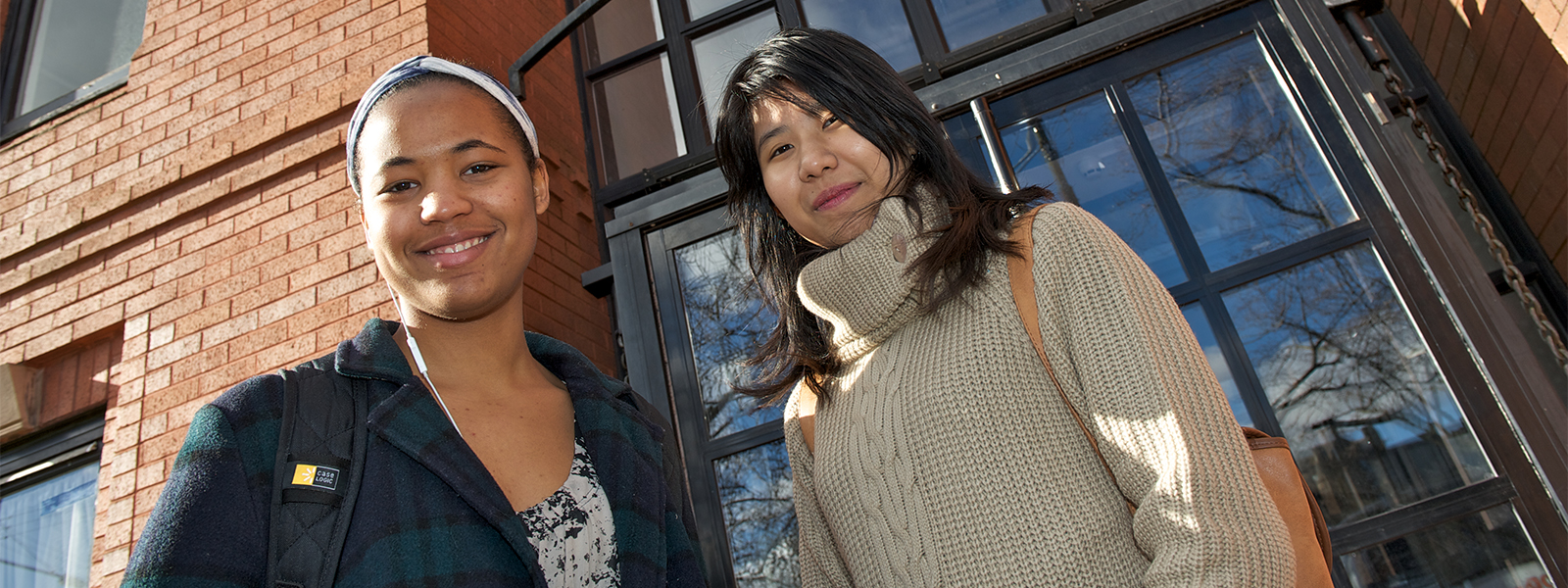 Students outside Murray Hall