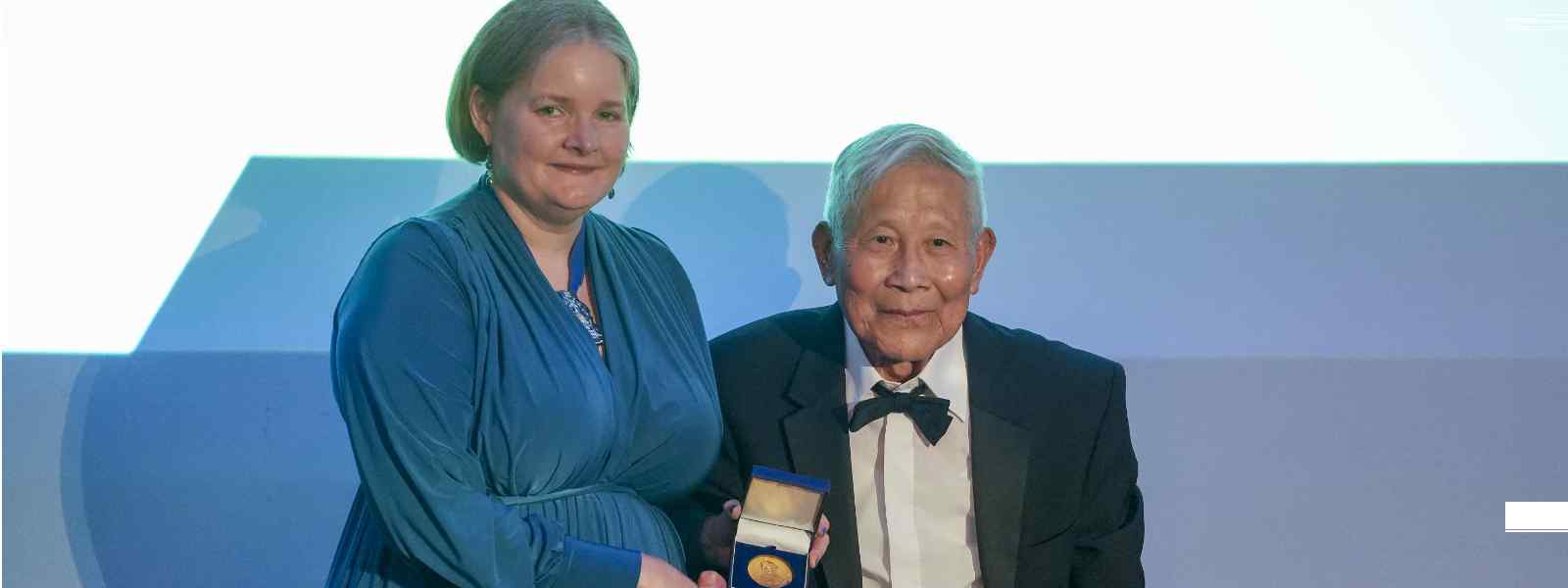 Professor Chengi Kuo receives the William Froude Medal from Honorary Professor Catriona Savage, President of the Royal Institute of Naval Architects. Photo courtesy of RINA 