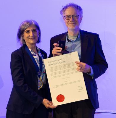 Dr Mark Haw being presented with the Morton Medal by IChemE President Professor Rafaella Ocone,