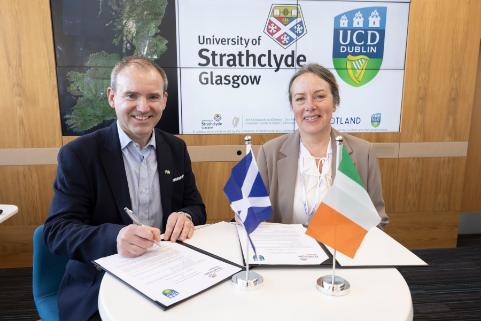 Professor Stephen McArthur of Strathclyde & Professor Kate Robson Brown of University College Dublin sign a partnership agreement
