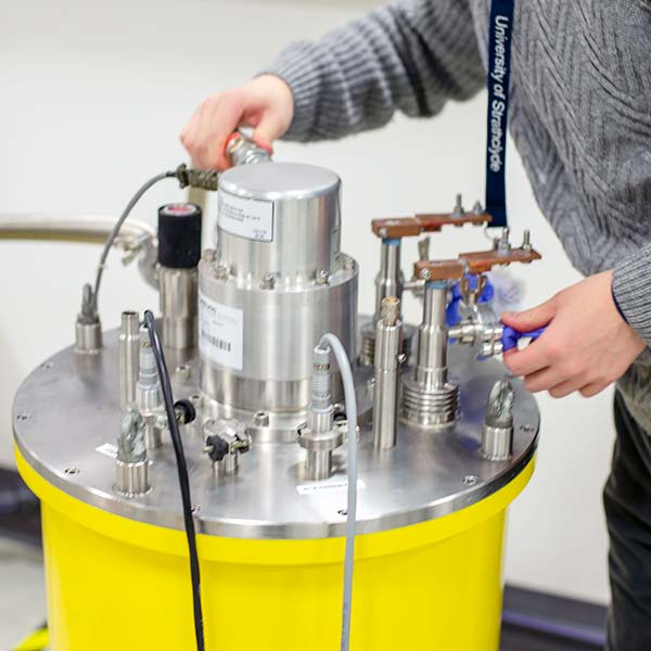 Equipment holding the supercooled superconducting coil Equipment holding the supercooled superconducting coil