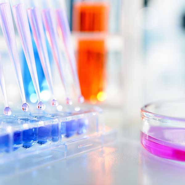 Multichannel pipette injecting liquid into a microtiter plate