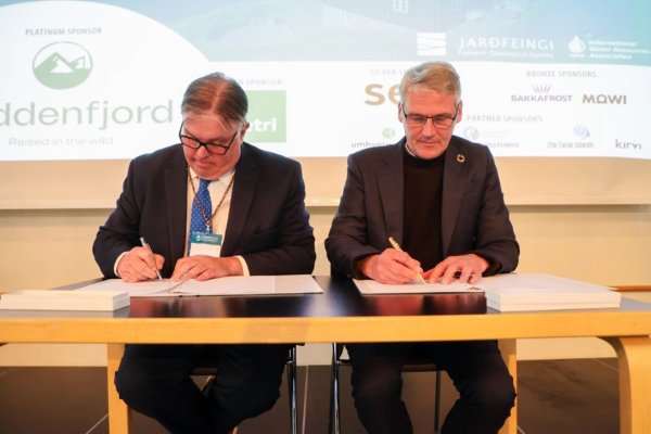 From left to right: Steven Myers and Høgni Hoydal signing the MoU
