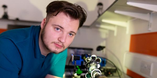 Student at optical bench