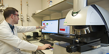 Researcher in chemistry lab.