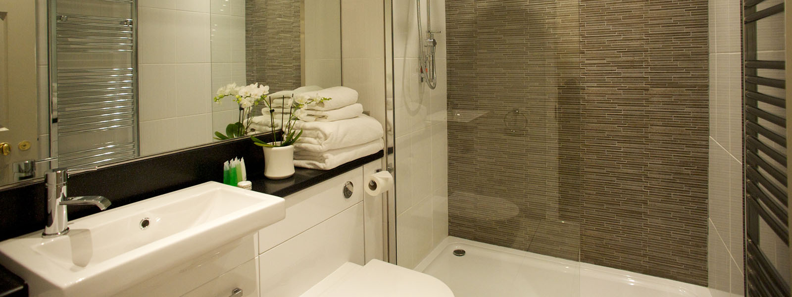 Ross Priory en-suite bathroom