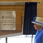 The Duke of Edinburgh and The Queen unveil the plaque.