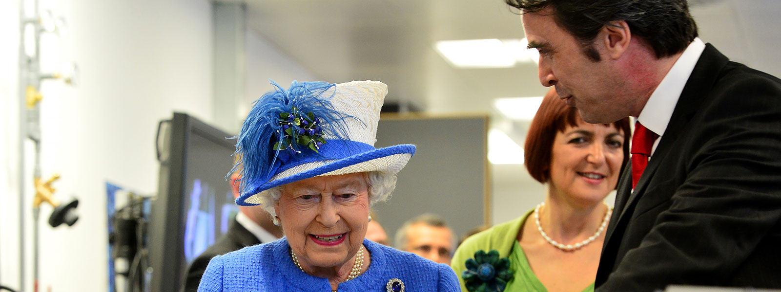 Professor Alastair Florence shows The Queen and Angela Constance, Minister of Education & Lifelong Learning around the CMAC laboratories.