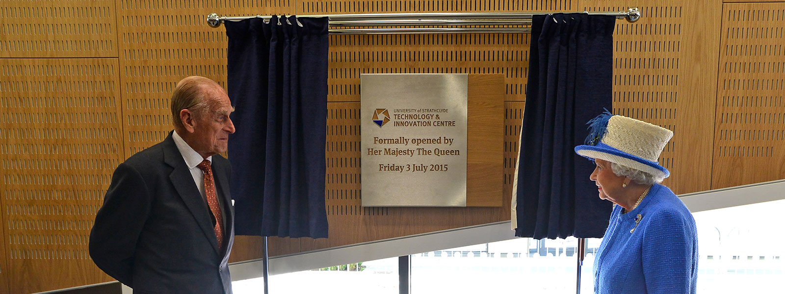 The Duke of Edinburgh and The Queen unveil the plaque.