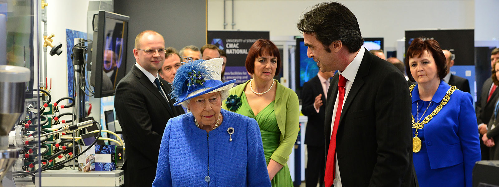 Professor Alastair Florence shows The Queen and guests around the CMAC laboratories.