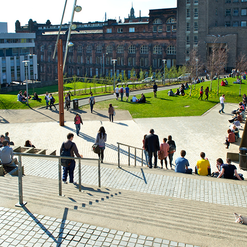 Students in rotttenrow gardens on campus