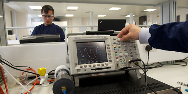 Students in an electronic & electrical engineering lab