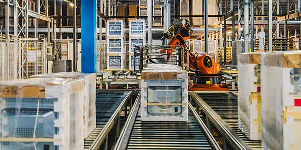 Assembly line with conveyor belt and robotic arms.