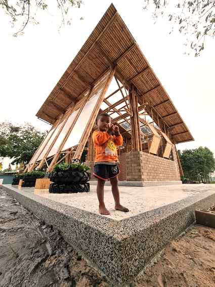 A child standing in front of the school building