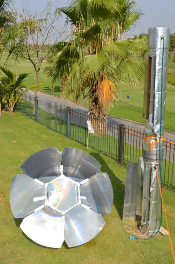 Metal petal-shaped device catches rays of sunlight Metal petal-shaped device catches rays of sunlight