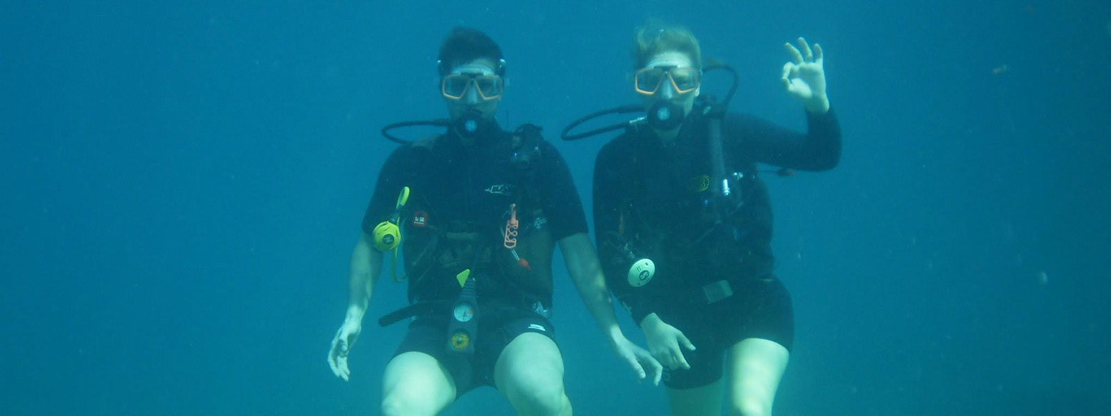 two people scubadiving