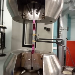 Tensile test with extensometer to measure changes in length