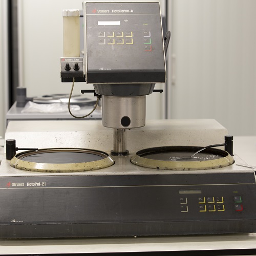 Metallographic equipment to grind and polish