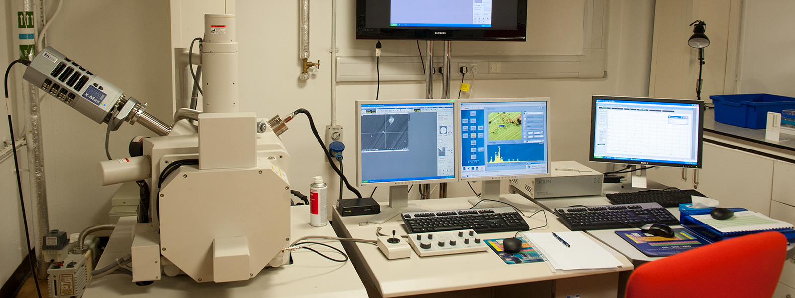 A photo of one of our microscopes in the AMRL