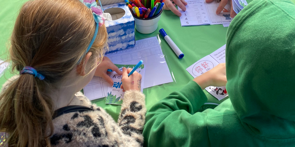 Children learning Chinese with mini books