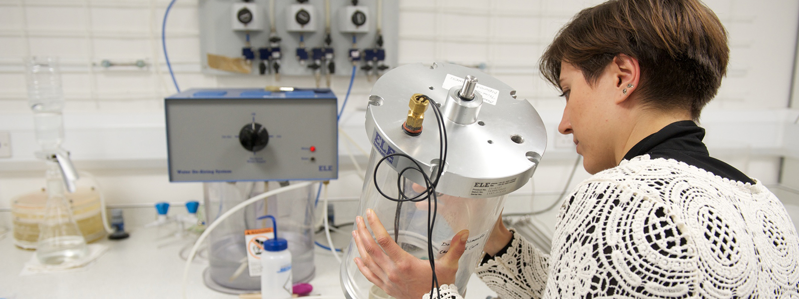 Woman working in the Geomechanics Lab, Department of Civil & Environmental Engineering, University of Strathclyde Woman working in the Geomechanics Lab, Department of Civil & Environmental Engineering, University of Strathclyde